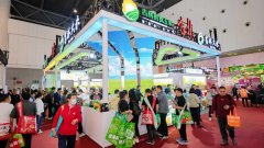 展现区琳琅满目标特色产物吸引了浩繁客商驻